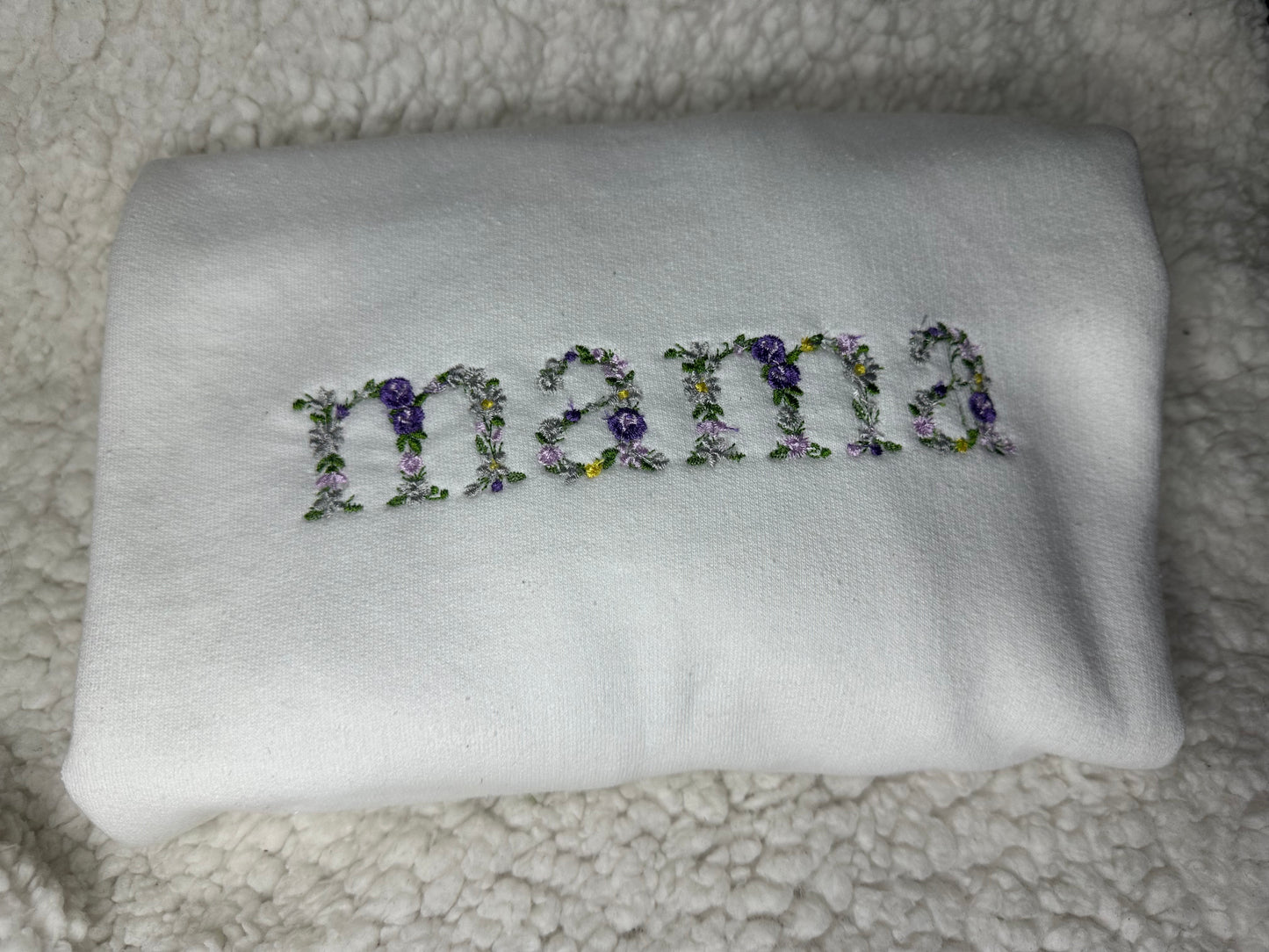 Sudadera Blanca Floral Bordada “mama” Día de la Madre